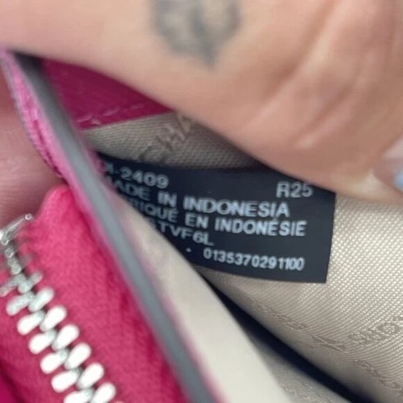 NEW MICHAEL KORS Jet Set Travel Medium Bifold Zip Wallet Leather Dragon Fruit - Picture 12 of 12